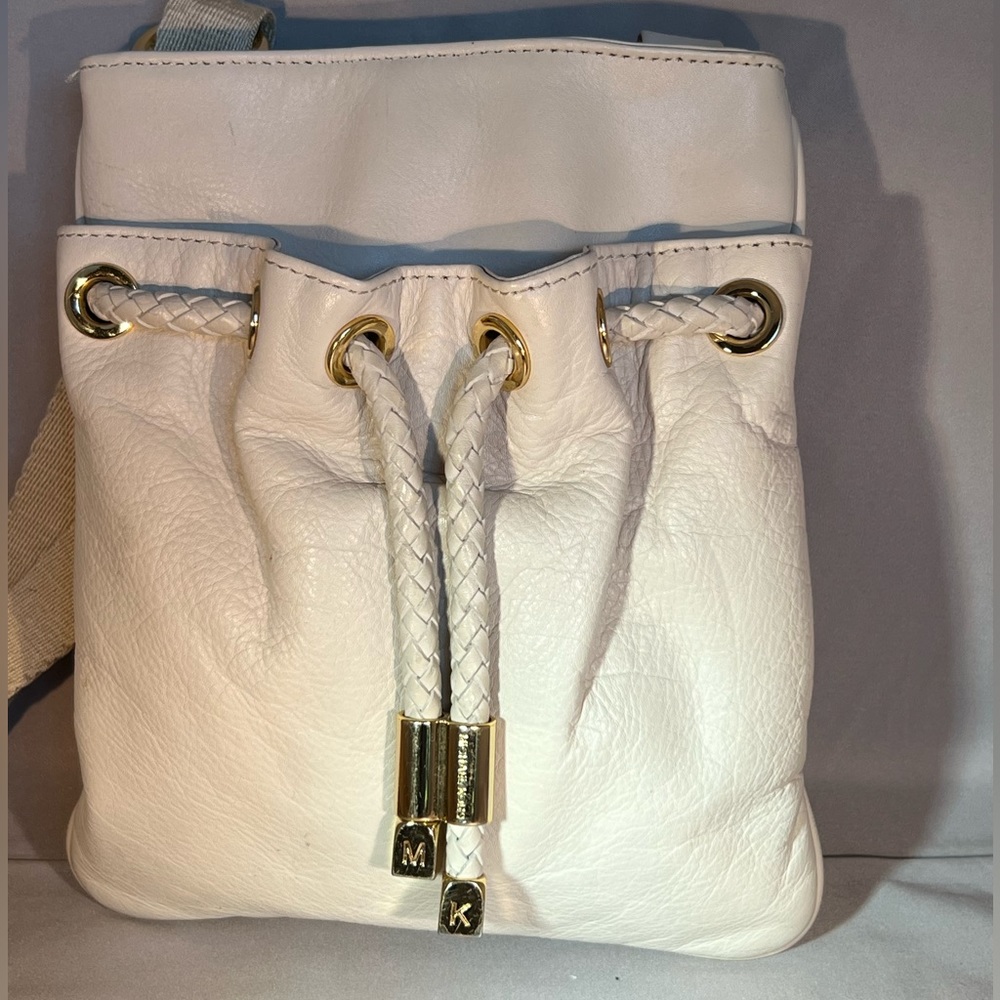 Michael Kors Ivory Leather Crossbody Bucket Bag Pre-owned Good Spring/Summer Bag